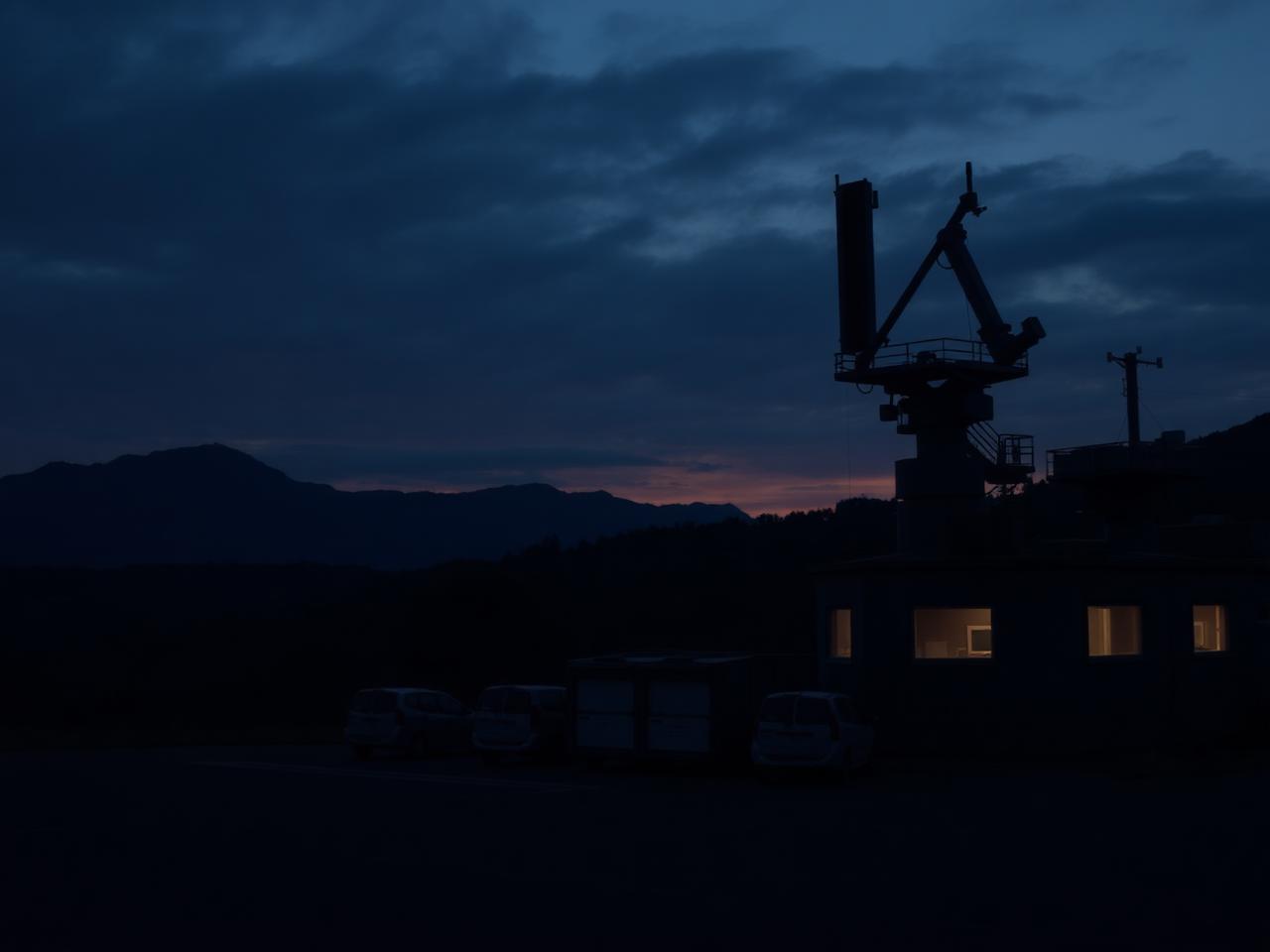 Radar militaire et centre de commandement au crépuscule